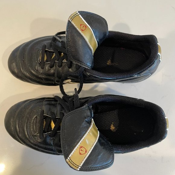 NIKE JR TIEMPO 750 II VT VERSATRACT YOUTH SOCCER CLEATS – SIZE 4.5Y – BLACK/GOLD - Picture 8 of 12